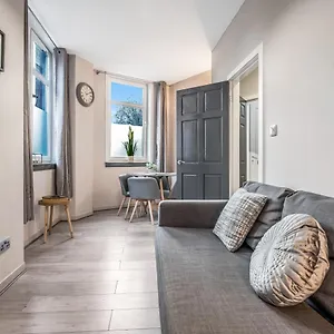 Apartment Private Ground Floor Main Door Entrance - Spacious 2 Bedroom - The Shore, Leith, Edinburgh